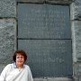 <p align=left>Sur la plaque, en gaélique, il est écrit: "À la pieuse mémoire de milliers d'émigrés irlandais qui, pour garder la foi, souffrirent la faim et l'exil et, victimes de la fièvre, finirent ici leur douloureux pèlerinage, consolés et fortifiés par le prêtre canadien. Ceux qui sèment dans les larmes moissonneront dans la joie. <br />Des milliers d'enfants de l'Eire sont morts dans cette île pour fuir des lois étrangères tyranniques et une famine créée artificiellement dans les années 1847-1848. DIEU PROTÈGE L'IRLANDE!"<br />